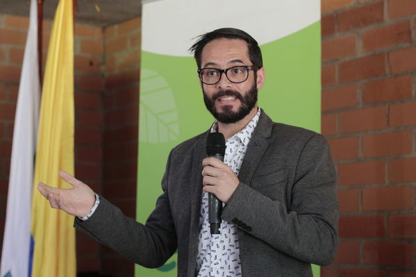 Graduaciones en modelo de educación rural
Graduaciones en modelo de educación rural
Fecha: Septiembre 14 de 2019. 
Para descargar esta fotografía en alta resolución, haga clic sobre la imagen hasta que la misma se despliegue en la pantalla completa; luego dé clic derecho y elija la opción "guardar imagen como". 
En caso de publicación por cualquier medio, solicitamos acompañarla del crédito: "Foto EPM"
Palabras clave: Graduaciones en modelo de educación rural