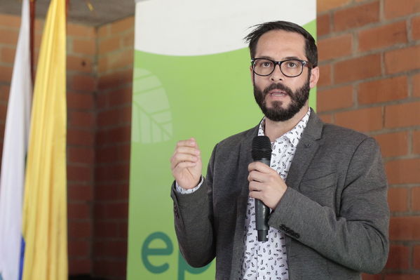 Graduaciones en modelo de educación rural
Graduaciones en modelo de educación rural
Fecha: Septiembre 14 de 2019. 
Para descargar esta fotografía en alta resolución, haga clic sobre la imagen hasta que la misma se despliegue en la pantalla completa; luego dé clic derecho y elija la opción "guardar imagen como". 
En caso de publicación por cualquier medio, solicitamos acompañarla del crédito: "Foto EPM"
Palabras clave: Graduaciones en modelo de educación rural