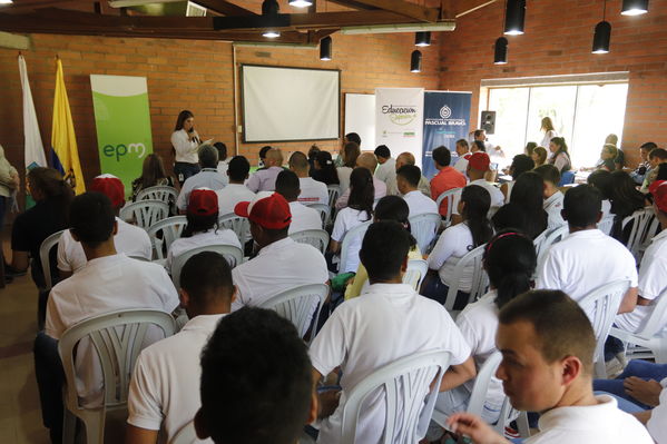 Graduaciones en modelo de educación rural
Graduaciones en modelo de educación rural
Fecha: Septiembre 14 de 2019. 
Para descargar esta fotografía en alta resolución, haga clic sobre la imagen hasta que la misma se despliegue en la pantalla completa; luego dé clic derecho y elija la opción "guardar imagen como". 
En caso de publicación por cualquier medio, solicitamos acompañarla del crédito: "Foto EPM"
Palabras clave: Graduaciones en modelo de educación rural