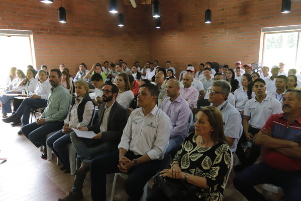 Graduaciones en modelo de educación rural
Graduaciones en modelo de educación rural
Fecha: Septiembre 14 de 2019. 
Para descargar esta fotografía en alta resolución, haga clic sobre la imagen hasta que la misma se despliegue en la pantalla completa; luego dé clic derecho y elija la opción "guardar imagen como". 
En caso de publicación por cualquier medio, solicitamos acompañarla del crédito: "Foto EPM"
Palabras clave: Graduaciones en modelo de educación rural