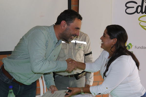 Graduaciones en modelo de educación rural
Graduaciones en modelo de educación rural
Fecha: Septiembre 14 de 2019. 
Para descargar esta fotografía en alta resolución, haga clic sobre la imagen hasta que la misma se despliegue en la pantalla completa; luego dé clic derecho y elija la opción "guardar imagen como". 
En caso de publicación por cualquier medio, solicitamos acompañarla del crédito: "Foto EPM"
Palabras clave: Graduaciones en modelo de educación rural