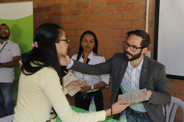 Graduaciones en modelo de educación rural
Graduaciones en modelo de educación rural
Fecha: Septiembre 14 de 2019. 
Para descargar esta fotografía en alta resolución, haga clic sobre la imagen hasta que la misma se despliegue en la pantalla completa; luego dé clic derecho y elija la opción "guardar imagen como". 
En caso de publicación por cualquier medio, solicitamos acompañarla del crédito: "Foto EPM"
Palabras clave: Graduaciones en modelo de educación rural