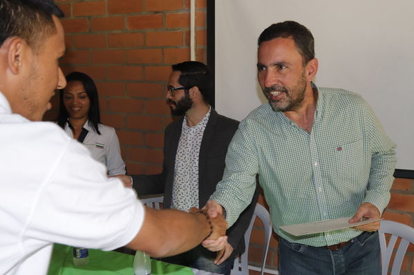 Graduaciones en modelo de educación rural
Graduaciones en modelo de educación rural
Fecha: Septiembre 14 de 2019. 
Para descargar esta fotografía en alta resolución, haga clic sobre la imagen hasta que la misma se despliegue en la pantalla completa; luego dé clic derecho y elija la opción "guardar imagen como". 
En caso de publicación por cualquier medio, solicitamos acompañarla del crédito: "Foto EPM"
Palabras clave: Graduaciones en modelo de educación rural