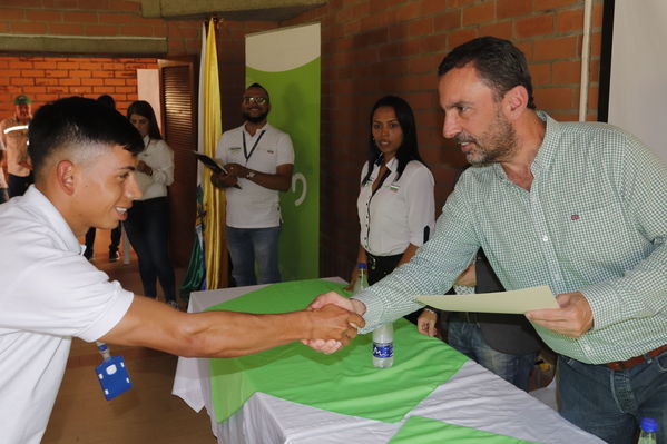 Graduaciones en modelo de educación rural
Graduaciones en modelo de educación rural
Fecha: Septiembre 14 de 2019. 
Para descargar esta fotografía en alta resolución, haga clic sobre la imagen hasta que la misma se despliegue en la pantalla completa; luego dé clic derecho y elija la opción "guardar imagen como". 
En caso de publicación por cualquier medio, solicitamos acompañarla del crédito: "Foto EPM"
Palabras clave: Graduaciones en modelo de educación rural