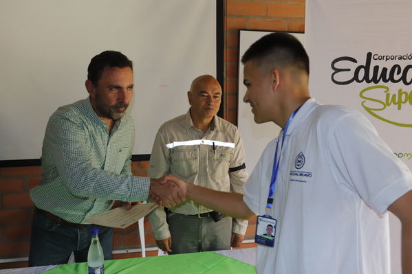 Graduaciones en modelo de educación rural
Graduaciones en modelo de educación rural
Fecha: Septiembre 14 de 2019. 
Para descargar esta fotografía en alta resolución, haga clic sobre la imagen hasta que la misma se despliegue en la pantalla completa; luego dé clic derecho y elija la opción "guardar imagen como". 
En caso de publicación por cualquier medio, solicitamos acompañarla del crédito: "Foto EPM"
Palabras clave: Graduaciones en modelo de educación rural