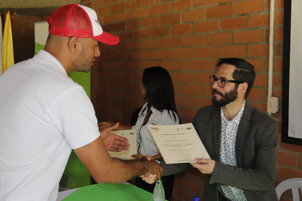 Graduaciones en modelo de educación rural
Graduaciones en modelo de educación rural
Fecha: Septiembre 14 de 2019. 
Para descargar esta fotografía en alta resolución, haga clic sobre la imagen hasta que la misma se despliegue en la pantalla completa; luego dé clic derecho y elija la opción "guardar imagen como". 
En caso de publicación por cualquier medio, solicitamos acompañarla del crédito: "Foto EPM"
Palabras clave: Graduaciones en modelo de educación rural