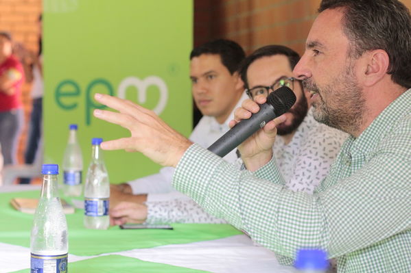 Graduaciones en modelo de educación rural
Graduaciones en modelo de educación rural
Fecha: Septiembre 14 de 2019. 
Para descargar esta fotografía en alta resolución, haga clic sobre la imagen hasta que la misma se despliegue en la pantalla completa; luego dé clic derecho y elija la opción "guardar imagen como". 
En caso de publicación por cualquier medio, solicitamos acompañarla del crédito: "Foto EPM"
Palabras clave: Graduaciones en modelo de educación rural