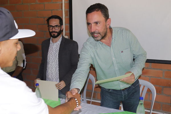 Graduaciones en modelo de educación rural
Graduaciones en modelo de educación rural
Fecha: Septiembre 14 de 2019. 
Para descargar esta fotografía en alta resolución, haga clic sobre la imagen hasta que la misma se despliegue en la pantalla completa; luego dé clic derecho y elija la opción "guardar imagen como". 
En caso de publicación por cualquier medio, solicitamos acompañarla del crédito: "Foto EPM"
Palabras clave: Graduaciones en modelo de educación rural
