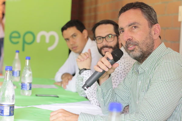 Graduaciones en modelo de educación rural
Graduaciones en modelo de educación rural
Fecha: Septiembre 14 de 2019. 
Para descargar esta fotografía en alta resolución, haga clic sobre la imagen hasta que la misma se despliegue en la pantalla completa; luego dé clic derecho y elija la opción "guardar imagen como". 
En caso de publicación por cualquier medio, solicitamos acompañarla del crédito: "Foto EPM"
Palabras clave: Graduaciones en modelo de educación rural