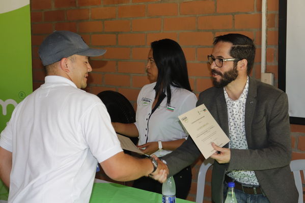 Graduaciones en modelo de educación rural
Graduaciones en modelo de educación rural
Fecha: Septiembre 14 de 2019. 
Para descargar esta fotografía en alta resolución, haga clic sobre la imagen hasta que la misma se despliegue en la pantalla completa; luego dé clic derecho y elija la opción "guardar imagen como". 
En caso de publicación por cualquier medio, solicitamos acompañarla del crédito: "Foto EPM"
Palabras clave: Graduaciones en modelo de educación rural