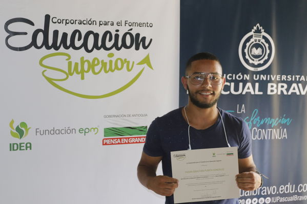 Graduaciones en modelo de educación rural
Graduaciones en modelo de educación rural
Fecha: Septiembre 14 de 2019. 
Para descargar esta fotografía en alta resolución, haga clic sobre la imagen hasta que la misma se despliegue en la pantalla completa; luego dé clic derecho y elija la opción "guardar imagen como". 
En caso de publicación por cualquier medio, solicitamos acompañarla del crédito: "Foto EPM"
Palabras clave: Graduaciones en modelo de educación rural