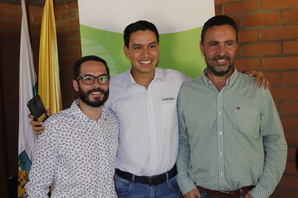 Graduaciones en modelo de educación rural
Graduaciones en modelo de educación rural
Fecha: Septiembre 14 de 2019. 
Para descargar esta fotografía en alta resolución, haga clic sobre la imagen hasta que la misma se despliegue en la pantalla completa; luego dé clic derecho y elija la opción "guardar imagen como". 
En caso de publicación por cualquier medio, solicitamos acompañarla del crédito: "Foto EPM"
Palabras clave: Graduaciones en modelo de educación rural