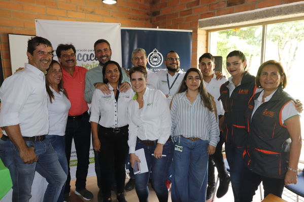 Graduaciones en modelo de educación rural
Graduaciones en modelo de educación rural
Fecha: Septiembre 14 de 2019. 
Para descargar esta fotografía en alta resolución, haga clic sobre la imagen hasta que la misma se despliegue en la pantalla completa; luego dé clic derecho y elija la opción "guardar imagen como". 
En caso de publicación por cualquier medio, solicitamos acompañarla del crédito: "Foto EPM"
Palabras clave: Graduaciones en modelo de educación rural
