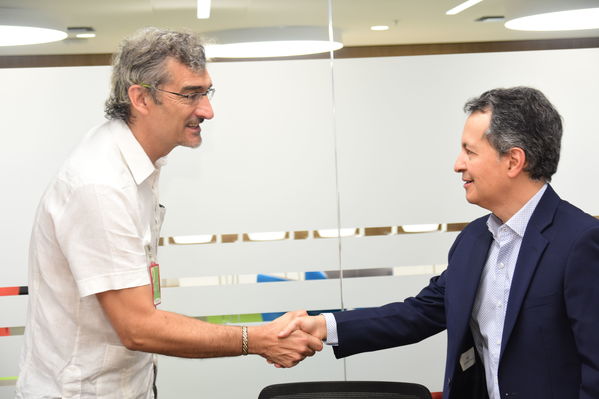 Visita de Martín Santiago Herrero, PNUD
Visita de Martín Santiago Herrero, PNUD
Fecha: Septiembre 14 de 2017
Para descargar esta fotografía en alta resolución, haga clic sobre la imagen hasta que la misma se despliegue en la pantalla completa; luego dé clic derecho y elija la opción "guardar imagen como". 
En caso de publicación por cualquier medio, solicitamos acompañarla del crédito: "Foto EPM"
Palabras clave: Visita Martín Santiago Herrero PNUD convenio