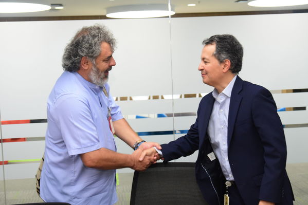 Visita de Martín Santiago Herrero, PNUD
Visita de Martín Santiago Herrero, PNUD
Fecha: Septiembre 14 de 2017
Para descargar esta fotografía en alta resolución, haga clic sobre la imagen hasta que la misma se despliegue en la pantalla completa; luego dé clic derecho y elija la opción "guardar imagen como". 
En caso de publicación por cualquier medio, solicitamos acompañarla del crédito: "Foto EPM"
Palabras clave: Visita Martín Santiago Herrero PNUD convenio