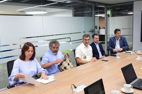 Visita de Martín Santiago Herrero, PNUD
Visita de Martín Santiago Herrero, PNUD
Fecha: Septiembre 14 de 2017
Para descargar esta fotografía en alta resolución, haga clic sobre la imagen hasta que la misma se despliegue en la pantalla completa; luego dé clic derecho y elija la opción "guardar imagen como". 
En caso de publicación por cualquier medio, solicitamos acompañarla del crédito: "Foto EPM"
Palabras clave: Visita Martín Santiago Herrero PNUD convenio