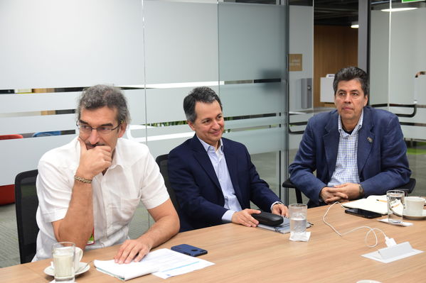 Visita de Martín Santiago Herrero, PNUD
Visita de Martín Santiago Herrero, PNUD
Fecha: Septiembre 14 de 2017
Para descargar esta fotografía en alta resolución, haga clic sobre la imagen hasta que la misma se despliegue en la pantalla completa; luego dé clic derecho y elija la opción "guardar imagen como". 
En caso de publicación por cualquier medio, solicitamos acompañarla del crédito: "Foto EPM"
Palabras clave: Visita Martín Santiago Herrero PNUD convenio
