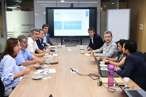Visita de Martín Santiago Herrero, PNUD
Visita de Martín Santiago Herrero, PNUD
Fecha: Septiembre 14 de 2017
Para descargar esta fotografía en alta resolución, haga clic sobre la imagen hasta que la misma se despliegue en la pantalla completa; luego dé clic derecho y elija la opción "guardar imagen como". 
En caso de publicación por cualquier medio, solicitamos acompañarla del crédito: "Foto EPM"
Palabras clave: Visita Martín Santiago Herrero PNUD convenio