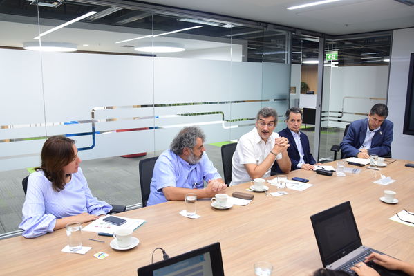 Visita de Martín Santiago Herrero, PNUD
Visita de Martín Santiago Herrero, PNUD
Fecha: Septiembre 14 de 2017
Para descargar esta fotografía en alta resolución, haga clic sobre la imagen hasta que la misma se despliegue en la pantalla completa; luego dé clic derecho y elija la opción "guardar imagen como". 
En caso de publicación por cualquier medio, solicitamos acompañarla del crédito: "Foto EPM"
Palabras clave: Visita Martín Santiago Herrero PNUD convenio
