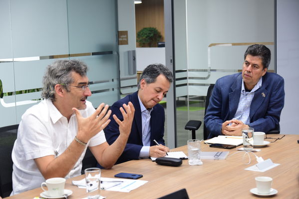 Visita de Martín Santiago Herrero, PNUD
Visita de Martín Santiago Herrero, PNUD
Fecha: Septiembre 14 de 2017
Para descargar esta fotografía en alta resolución, haga clic sobre la imagen hasta que la misma se despliegue en la pantalla completa; luego dé clic derecho y elija la opción "guardar imagen como". 
En caso de publicación por cualquier medio, solicitamos acompañarla del crédito: "Foto EPM"
Palabras clave: Visita Martín Santiago Herrero PNUD convenio