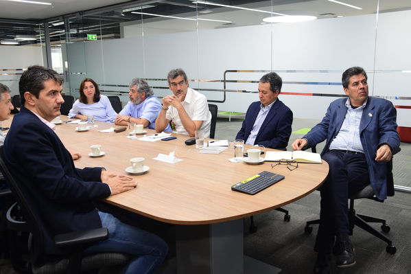 Visita de Martín Santiago Herrero, PNUD
Visita de Martín Santiago Herrero, PNUD
Fecha: Septiembre 14 de 2017
Para descargar esta fotografía en alta resolución, haga clic sobre la imagen hasta que la misma se despliegue en la pantalla completa; luego dé clic derecho y elija la opción "guardar imagen como". 
En caso de publicación por cualquier medio, solicitamos acompañarla del crédito: "Foto EPM"
Palabras clave: Visita Martín Santiago Herrero PNUD convenio