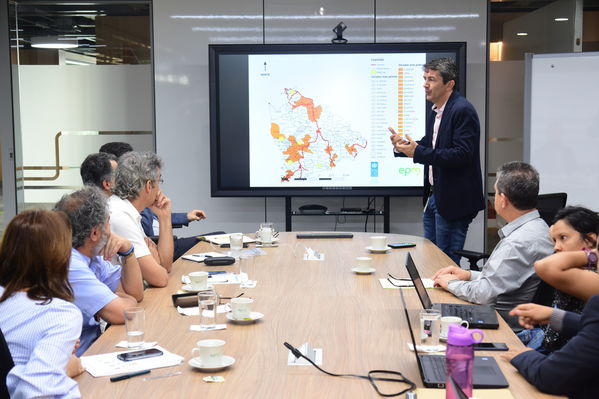 Visita de Martín Santiago Herrero, PNUD
Visita de Martín Santiago Herrero, PNUD
Fecha: Septiembre 14 de 2017
Para descargar esta fotografía en alta resolución, haga clic sobre la imagen hasta que la misma se despliegue en la pantalla completa; luego dé clic derecho y elija la opción "guardar imagen como". 
En caso de publicación por cualquier medio, solicitamos acompañarla del crédito: "Foto EPM"
Palabras clave: Visita Martín Santiago Herrero PNUD convenio