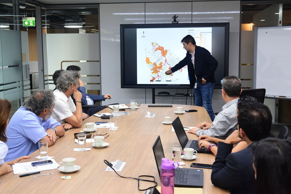 Visita de Martín Santiago Herrero, PNUD
Visita de Martín Santiago Herrero, PNUD
Fecha: Septiembre 14 de 2017
Para descargar esta fotografía en alta resolución, haga clic sobre la imagen hasta que la misma se despliegue en la pantalla completa; luego dé clic derecho y elija la opción "guardar imagen como". 
En caso de publicación por cualquier medio, solicitamos acompañarla del crédito: "Foto EPM"
Palabras clave: Visita Martín Santiago Herrero PNUD convenio