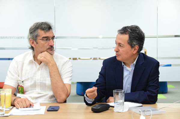 Visita de Martín Santiago Herrero, PNUD
Visita de Martín Santiago Herrero, PNUD
Fecha: Septiembre 14 de 2017
Para descargar esta fotografía en alta resolución, haga clic sobre la imagen hasta que la misma se despliegue en la pantalla completa; luego dé clic derecho y elija la opción "guardar imagen como". 
En caso de publicación por cualquier medio, solicitamos acompañarla del crédito: "Foto EPM"
Palabras clave: Visita Martín Santiago Herrero PNUD convenio
