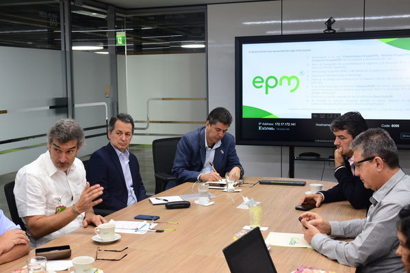 Visita de Martín Santiago Herrero, PNUD
Visita de Martín Santiago Herrero, PNUD
Fecha: Septiembre 14 de 2017
Para descargar esta fotografía en alta resolución, haga clic sobre la imagen hasta que la misma se despliegue en la pantalla completa; luego dé clic derecho y elija la opción "guardar imagen como". 
En caso de publicación por cualquier medio, solicitamos acompañarla del crédito: "Foto EPM"
Palabras clave: Visita Martín Santiago Herrero PNUD convenio