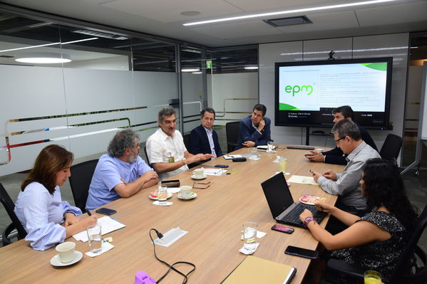 Visita de Martín Santiago Herrero, PNUD
Visita de Martín Santiago Herrero, PNUD
Fecha: Septiembre 14 de 2017
Para descargar esta fotografía en alta resolución, haga clic sobre la imagen hasta que la misma se despliegue en la pantalla completa; luego dé clic derecho y elija la opción "guardar imagen como". 
En caso de publicación por cualquier medio, solicitamos acompañarla del crédito: "Foto EPM"
Palabras clave: Visita Martín Santiago Herrero PNUD convenio