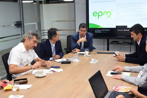Visita de Martín Santiago Herrero, PNUD
Visita de Martín Santiago Herrero, PNUD
Fecha: Septiembre 14 de 2017
Para descargar esta fotografía en alta resolución, haga clic sobre la imagen hasta que la misma se despliegue en la pantalla completa; luego dé clic derecho y elija la opción "guardar imagen como". 
En caso de publicación por cualquier medio, solicitamos acompañarla del crédito: "Foto EPM"
Palabras clave: Visita Martín Santiago Herrero PNUD convenio