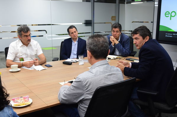 Visita de Martín Santiago Herrero, PNUD
Visita de Martín Santiago Herrero, PNUD
Fecha: Septiembre 14 de 2017
Para descargar esta fotografía en alta resolución, haga clic sobre la imagen hasta que la misma se despliegue en la pantalla completa; luego dé clic derecho y elija la opción "guardar imagen como". 
En caso de publicación por cualquier medio, solicitamos acompañarla del crédito: "Foto EPM"
Palabras clave: Visita Martín Santiago Herrero PNUD convenio