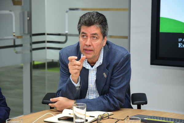 Visita de Martín Santiago Herrero, PNUD
Visita de Martín Santiago Herrero, PNUD
Fecha: Septiembre 14 de 2017
Para descargar esta fotografía en alta resolución, haga clic sobre la imagen hasta que la misma se despliegue en la pantalla completa; luego dé clic derecho y elija la opción "guardar imagen como". 
En caso de publicación por cualquier medio, solicitamos acompañarla del crédito: "Foto EPM"
Palabras clave: Visita Martín Santiago Herrero PNUD convenio