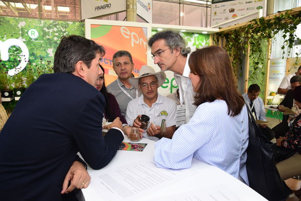 Visita de Martín Santiago Herrero, PNUD
Visita de Martín Santiago Herrero, PNUD
Fecha: Septiembre 14 de 2017
Para descargar esta fotografía en alta resolución, haga clic sobre la imagen hasta que la misma se despliegue en la pantalla completa; luego dé clic derecho y elija la opción "guardar imagen como". 
En caso de publicación por cualquier medio, solicitamos acompañarla del crédito: "Foto EPM"
Palabras clave: Visita Martín Santiago Herrero PNUD convenio