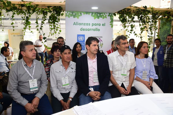 Visita de Martín Santiago Herrero, PNUD
Visita de Martín Santiago Herrero, PNUD
Fecha: Septiembre 14 de 2017
Para descargar esta fotografía en alta resolución, haga clic sobre la imagen hasta que la misma se despliegue en la pantalla completa; luego dé clic derecho y elija la opción "guardar imagen como". 
En caso de publicación por cualquier medio, solicitamos acompañarla del crédito: "Foto EPM"
Palabras clave: Visita Martín Santiago Herrero PNUD convenio