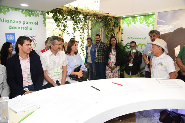 Visita de Martín Santiago Herrero, PNUD
Visita de Martín Santiago Herrero, PNUD
Fecha: Septiembre 14 de 2017
Para descargar esta fotografía en alta resolución, haga clic sobre la imagen hasta que la misma se despliegue en la pantalla completa; luego dé clic derecho y elija la opción "guardar imagen como". 
En caso de publicación por cualquier medio, solicitamos acompañarla del crédito: "Foto EPM"
Palabras clave: Visita Martín Santiago Herrero PNUD convenio