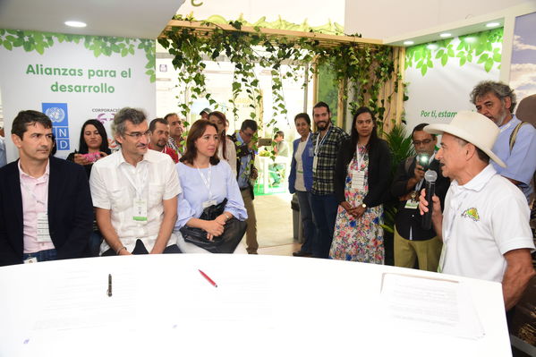 Visita de Martín Santiago Herrero, PNUD
Visita de Martín Santiago Herrero, PNUD
Fecha: Septiembre 14 de 2017
Para descargar esta fotografía en alta resolución, haga clic sobre la imagen hasta que la misma se despliegue en la pantalla completa; luego dé clic derecho y elija la opción "guardar imagen como". 
En caso de publicación por cualquier medio, solicitamos acompañarla del crédito: "Foto EPM"
Palabras clave: Visita Martín Santiago Herrero PNUD convenio