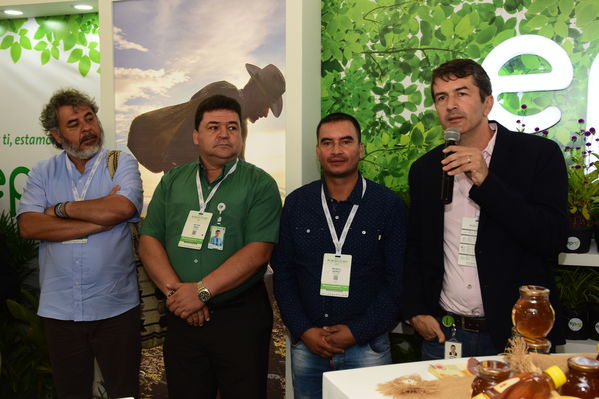 Visita de Martín Santiago Herrero, PNUD
Visita de Martín Santiago Herrero, PNUD
Fecha: Septiembre 14 de 2017
Para descargar esta fotografía en alta resolución, haga clic sobre la imagen hasta que la misma se despliegue en la pantalla completa; luego dé clic derecho y elija la opción "guardar imagen como". 
En caso de publicación por cualquier medio, solicitamos acompañarla del crédito: "Foto EPM"
Palabras clave: Visita Martín Santiago Herrero PNUD convenio