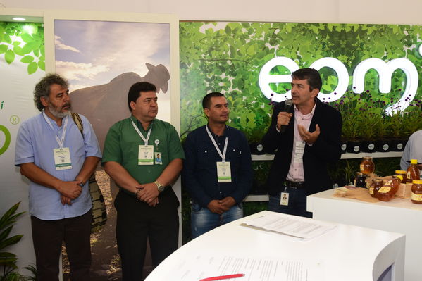 Visita de Martín Santiago Herrero, PNUD
Visita de Martín Santiago Herrero, PNUD
Fecha: Septiembre 14 de 2017
Para descargar esta fotografía en alta resolución, haga clic sobre la imagen hasta que la misma se despliegue en la pantalla completa; luego dé clic derecho y elija la opción "guardar imagen como". 
En caso de publicación por cualquier medio, solicitamos acompañarla del crédito: "Foto EPM"
Palabras clave: Visita Martín Santiago Herrero PNUD convenio