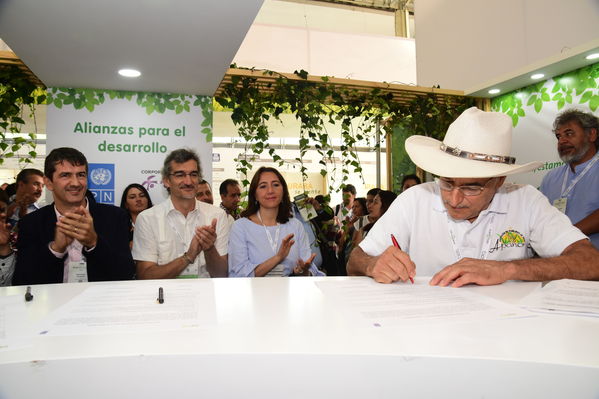 Visita de Martín Santiago Herrero, PNUD
Visita de Martín Santiago Herrero, PNUD
Fecha: Septiembre 14 de 2017
Para descargar esta fotografía en alta resolución, haga clic sobre la imagen hasta que la misma se despliegue en la pantalla completa; luego dé clic derecho y elija la opción "guardar imagen como". 
En caso de publicación por cualquier medio, solicitamos acompañarla del crédito: "Foto EPM"
Palabras clave: Visita Martín Santiago Herrero PNUD convenio