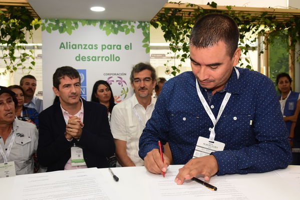 Visita de Martín Santiago Herrero, PNUD
Visita de Martín Santiago Herrero, PNUD
Fecha: Septiembre 14 de 2017
Para descargar esta fotografía en alta resolución, haga clic sobre la imagen hasta que la misma se despliegue en la pantalla completa; luego dé clic derecho y elija la opción "guardar imagen como". 
En caso de publicación por cualquier medio, solicitamos acompañarla del crédito: "Foto EPM"
Palabras clave: Visita Martín Santiago Herrero PNUD convenio