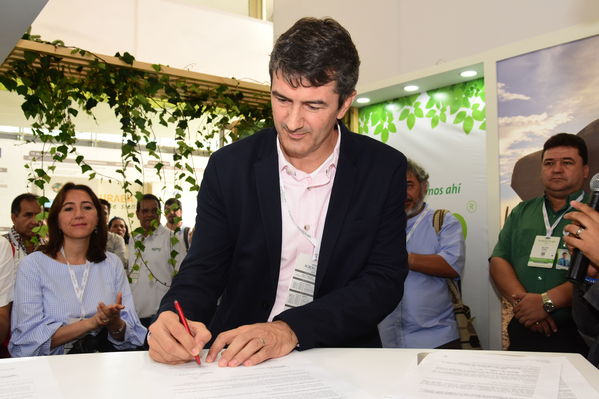 Visita de Martín Santiago Herrero, PNUD
Visita de Martín Santiago Herrero, PNUD
Fecha: Septiembre 14 de 2017
Para descargar esta fotografía en alta resolución, haga clic sobre la imagen hasta que la misma se despliegue en la pantalla completa; luego dé clic derecho y elija la opción "guardar imagen como". 
En caso de publicación por cualquier medio, solicitamos acompañarla del crédito: "Foto EPM"
Palabras clave: Visita Martín Santiago Herrero PNUD convenio