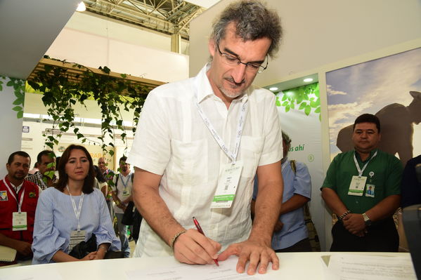 Visita de Martín Santiago Herrero, PNUD
Visita de Martín Santiago Herrero, PNUD
Fecha: Septiembre 14 de 2017
Para descargar esta fotografía en alta resolución, haga clic sobre la imagen hasta que la misma se despliegue en la pantalla completa; luego dé clic derecho y elija la opción "guardar imagen como". 
En caso de publicación por cualquier medio, solicitamos acompañarla del crédito: "Foto EPM"
Palabras clave: Visita Martín Santiago Herrero PNUD convenio