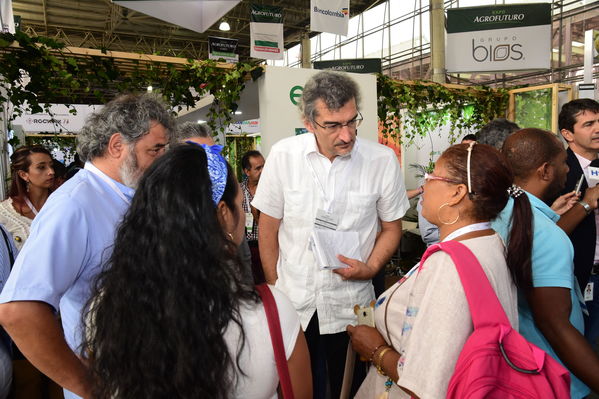 Visita de Martín Santiago Herrero, PNUD
Visita de Martín Santiago Herrero, PNUD
Fecha: Septiembre 14 de 2017
Para descargar esta fotografía en alta resolución, haga clic sobre la imagen hasta que la misma se despliegue en la pantalla completa; luego dé clic derecho y elija la opción "guardar imagen como". 
En caso de publicación por cualquier medio, solicitamos acompañarla del crédito: "Foto EPM"
Palabras clave: Visita Martín Santiago Herrero PNUD convenio