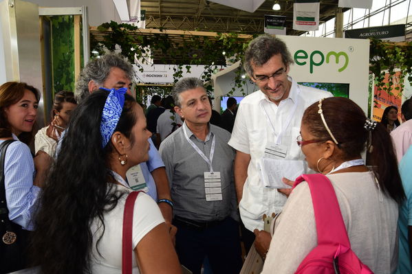 Visita de Martín Santiago Herrero, PNUD
Visita de Martín Santiago Herrero, PNUD
Fecha: Septiembre 14 de 2017
Para descargar esta fotografía en alta resolución, haga clic sobre la imagen hasta que la misma se despliegue en la pantalla completa; luego dé clic derecho y elija la opción "guardar imagen como". 
En caso de publicación por cualquier medio, solicitamos acompañarla del crédito: "Foto EPM"
Palabras clave: Visita Martín Santiago Herrero PNUD convenio
