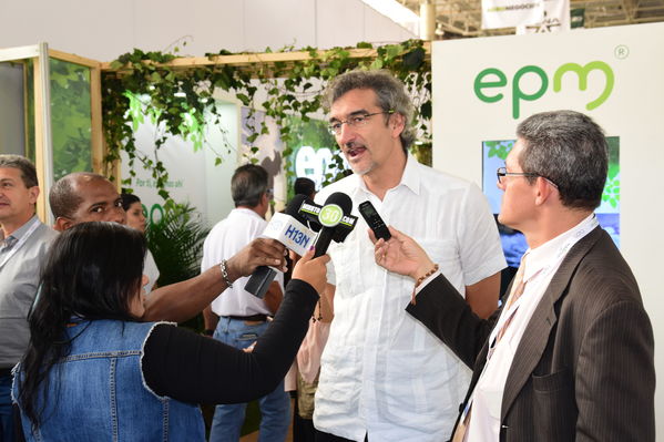 Visita de Martín Santiago Herrero, PNUD
Visita de Martín Santiago Herrero, PNUD
Fecha: Septiembre 14 de 2017
Para descargar esta fotografía en alta resolución, haga clic sobre la imagen hasta que la misma se despliegue en la pantalla completa; luego dé clic derecho y elija la opción "guardar imagen como". 
En caso de publicación por cualquier medio, solicitamos acompañarla del crédito: "Foto EPM"
Palabras clave: Visita Martín Santiago Herrero PNUD convenio