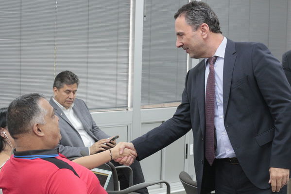 Rueda de Prensa-Notificación de aseguradora Proyecto Ituango
Rueda de Prensa-Notificación de aseguradora Proyecto Ituango
Fecha: Septiembre 17 de 2019. 
Para descargar esta fotografía en alta resolución, haga clic sobre la imagen hasta que la misma se despliegue en la pantalla completa; luego dé clic derecho y elija la opción "guardar imagen como". 
En caso de publicación por cualquier medio, solicitamos acompañarla del crédito: "Foto EPM"
Palabras clave: Rueda de Prensa-Notificación de aseguradora Proyecto Ituango