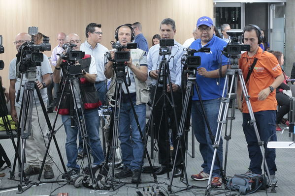 Rueda de Prensa-Notificación de aseguradora Proyecto Ituango
Rueda de Prensa-Notificación de aseguradora Proyecto Ituango
Fecha: Septiembre 17 de 2019. 
Para descargar esta fotografía en alta resolución, haga clic sobre la imagen hasta que la misma se despliegue en la pantalla completa; luego dé clic derecho y elija la opción "guardar imagen como". 
En caso de publicación por cualquier medio, solicitamos acompañarla del crédito: "Foto EPM"
Palabras clave: Rueda de Prensa-Notificación de aseguradora Proyecto Ituango