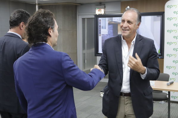 Rueda  Prensa Notificación  aseguradora Proyecto Ituango
Rueda de Prensa-Notificación de aseguradora Proyecto Ituango
Fecha: Septiembre 17 de 2019. 
Para descargar esta fotografía en alta resolución, haga clic sobre la imagen hasta que la misma se despliegue en la pantalla completa; luego dé clic derecho y elija la opción "guardar imagen como". 
En caso de publicación por cualquier medio, solicitamos acompañarla del crédito: "Foto EPM"
Palabras clave: Rueda  Prensa Notificación  aseguradora Proyecto Ituango