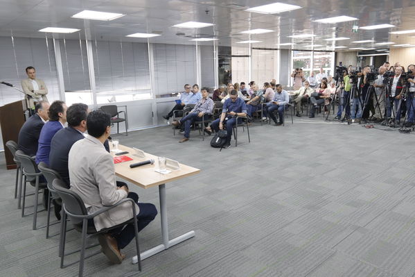 Rueda  Prensa Notificación  aseguradora Proyecto Ituango
Rueda de Prensa-Notificación de aseguradora Proyecto Ituango
Fecha: Septiembre 17 de 2019. 
Para descargar esta fotografía en alta resolución, haga clic sobre la imagen hasta que la misma se despliegue en la pantalla completa; luego dé clic derecho y elija la opción "guardar imagen como". 
En caso de publicación por cualquier medio, solicitamos acompañarla del crédito: "Foto EPM"
Palabras clave: Rueda  Prensa Notificación  aseguradora Proyecto Ituango